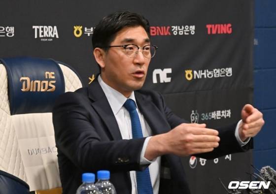 이진만 NC 구단 대표이사가 지난달 30일 기자회견을 하고 있다.