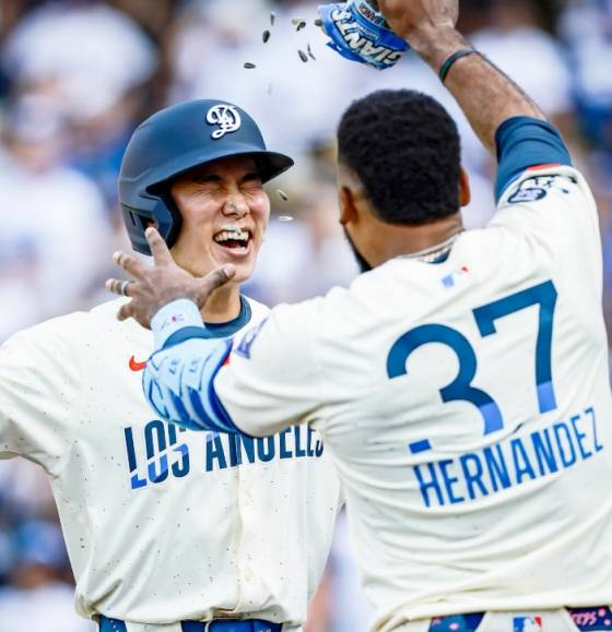 다저스 김혜성(왼쪽)이 6월 1일(한국 시각) 2회말 홈런을 터뜨린 뒤 테오스카 에르난데스의 축하를 받고 있다. /사진=LA 다저스 공식 SNS