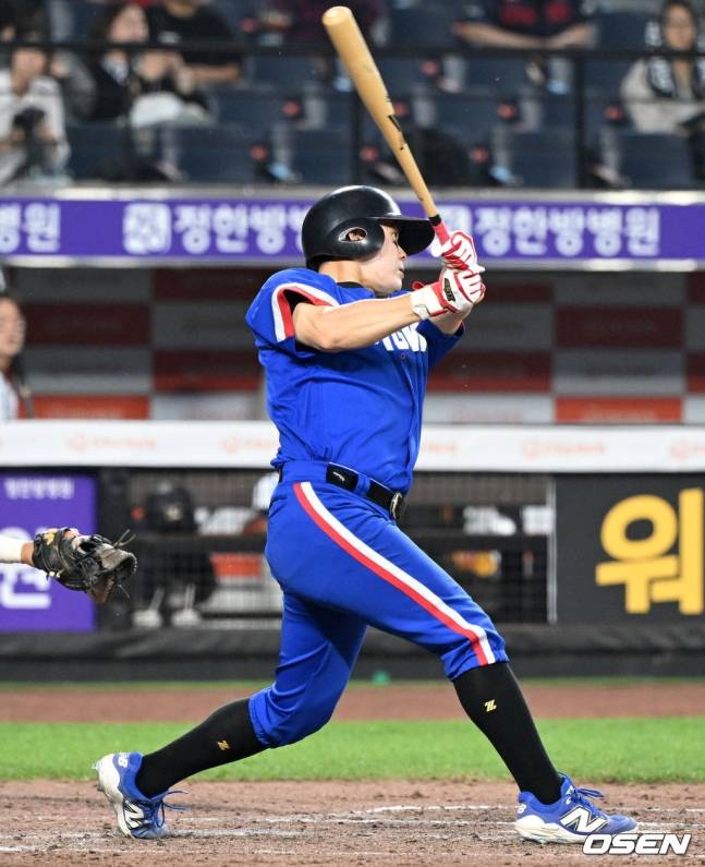 대학팀 김동휘가 2일 대전 한화생명 볼파크에서 열린 2025 제3회 한화 이글스배 고교·대학 올스타전 5회말 2사 2,3루에서 2타점 적시 3루타를 치고 있다.