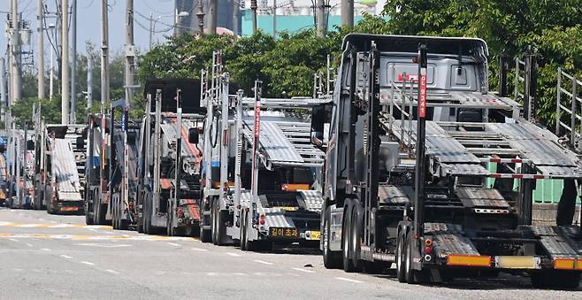 트럼프발 관세 전쟁 여파로 대미 수출이 줄어들었다. 이렇게 침체가 깊어지는 상황에선 재정지출의 확대를 고려해야 한다. 문제는 재원이다. [사진 | 뉴시스]