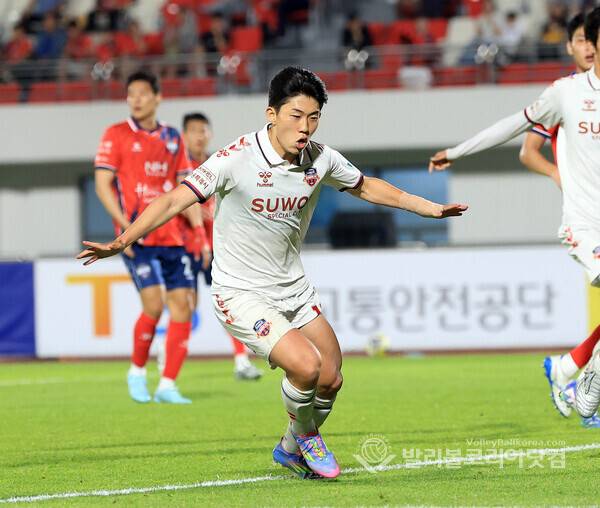 수원FC 정승배, 동점골 환호...올시즌 개인 첫 번째 골 기록.