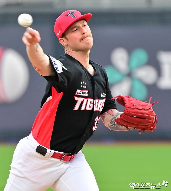 KIA 타이거즈 선발투수 아담 올러가 정규시즌 경기에 선발 등판해 역투하고 있다. 엑스포츠뉴스 DB