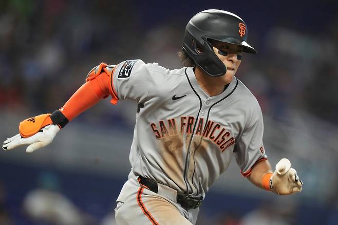 2일 미국 플로리다주 마이애미의 론디포파크에서 열린 2025 미국프로야구 메이저리그 샌프란시스코 자이언츠와 마이애미 말린스의 경기, 샌프란시스코가 4:2로 승리했다. 이정후는 9회말 대수비로 교체 출전해 1이닝을 소화했다. AP 연합뉴스