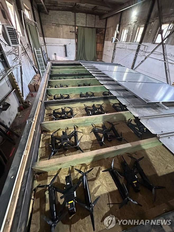 우크라 보안국이 공개한 드론 실은 위장트럭 내부 [AFP 연합뉴스. 재판매 및 DB 금지]