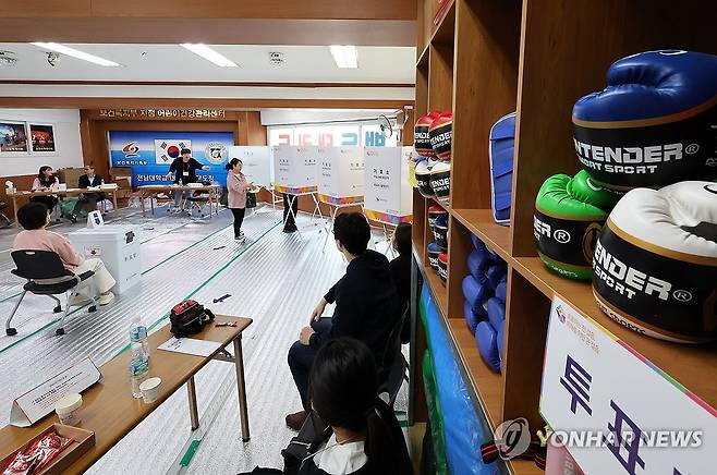 태권도장에 마련된 국회의원선거 투표소 제22대 국회의원선거일인 지난해 4월 10일 광주 남구 백두태권도장에 마련된 진월동 제5투표소에서 투표참관인들이 투표를 지켜보고 있다. 2024.4.10 [연합뉴스 자료사진] ※ 기사와 직접 관련 없음.