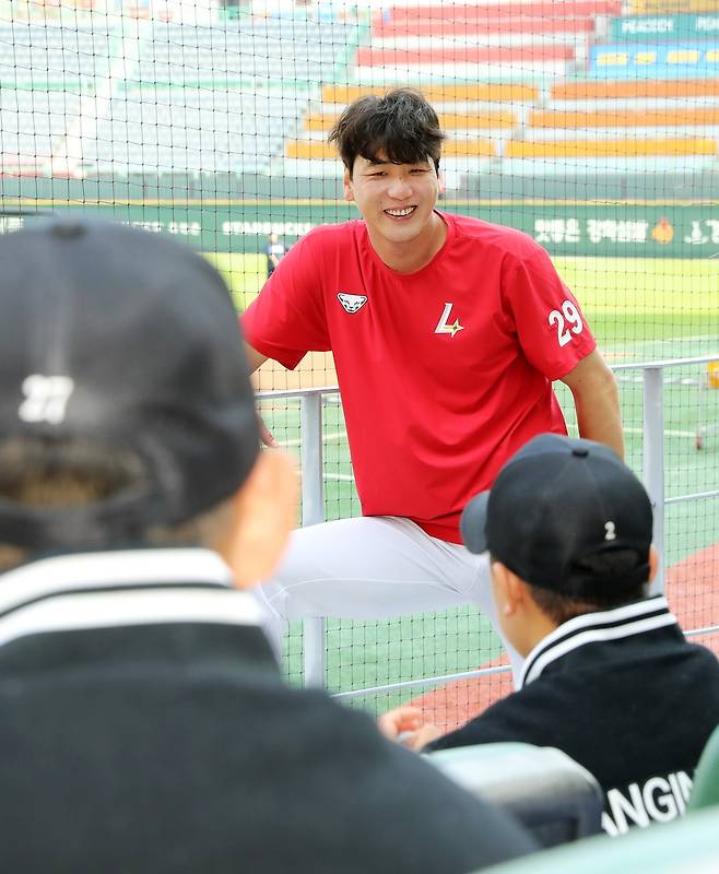 상인천중 학생들을 보며 웃는 김광현 [SSG 랜더스 제공. 재판매 및 DB 금지]