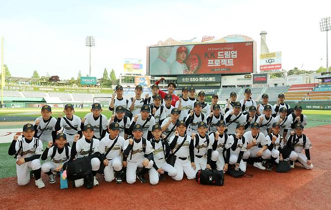 동인천중 야구부와 기념 촬영하는 김광현 [SSG 랜더스 제공. 재판매 및 DB 금지]
