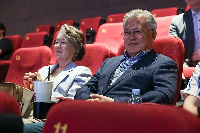 영화 '바다호랑이' 부산 상영회 참석한 문재인 전 대통령과 부인 김정숙 여사 [영화로운형제 제공. 재판매 및 DB 금지]