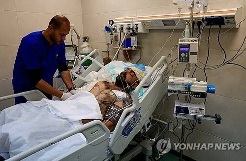 중상 입고 치료받던 가자지구 의사 함디 알 나자르 [로이터=연합뉴스 자료사진]