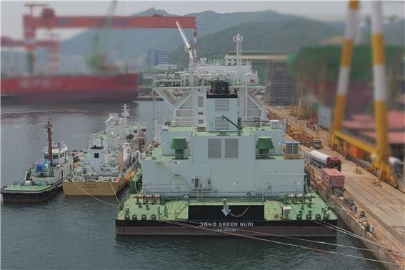 소형 벙커링 선박 활용한 선박 대 선박 방식 LNG 벙커링 작업 [선박해양플랜트연구소 제공. 재판매 및 DB 금지]