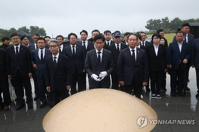 제주4·3평화공원 찾은 김문수 (제주=연합뉴스) 국민의힘 김문수 대선 후보가 2일 오전 제주시 봉개동 4·3평화공원을 찾아 제단에 분향·헌화하고 있다. 2025.6.2 [제주도사진기자회] jihopark@yna.co.kr