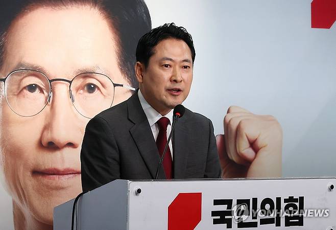 긴급 기자회견 하는 장동혁 선대위 상황실장 (서울=연합뉴스) 김주형 기자 = 국민의힘 장동혁 선대위 상황실장이 2일 서울 여의도 중앙당사에서 긴급 현안 기자회견을 열고 "세계 3대 투자자로 꼽히는 짐 로저스 로저스홀딩스 회장이 더불어민주당 이재명 대선 후보에 대한 지지 선언을 한 적이 없다"는 보도와 관련해 "대국민 사기극"이라며 비판하고 있다. 2025.6.2 kjhpress@yna.co.kr