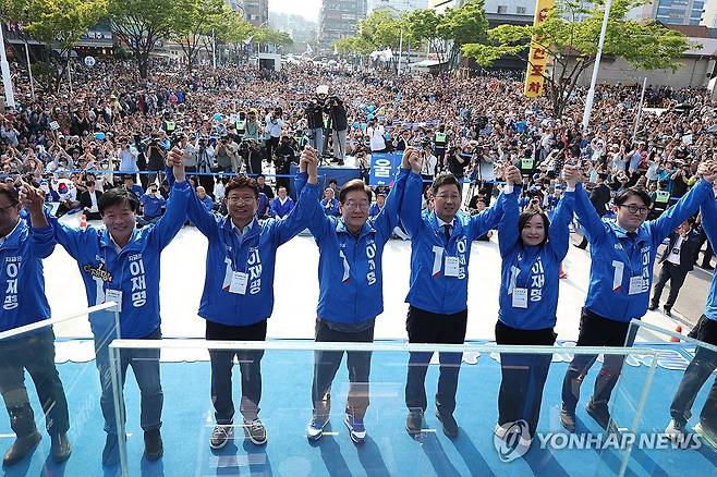 선거 이틀 앞두고 '험지 공략' 나선 이재명 후보 (울산=연합뉴스) 김주성 기자 = 더불어민주당 이재명 대선 후보가 막바지 '험지 공략'에 나선 지난 1일 울산광역시 일산해수욕장 앞에서 두 팔을 들어보이고 있다. 2025.6.1 [공동취재] utzza@yna.co.kr