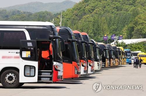 체험학습 등 단체 손님 태우고 온 관광버스 [연합뉴스 자료사진으로 기사 내용과 관계없음.]