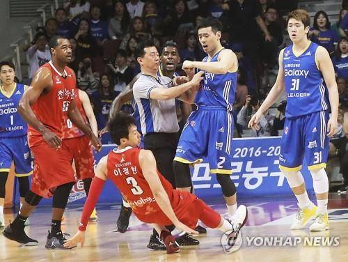 이정현과 이관희 [연합뉴스 자료사진. 재판매 및 DB 금지]