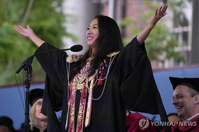 하버드대 졸업식 연설한 장위룽 [AP 연합뉴스 자료사진]