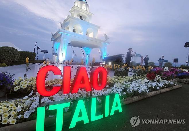지난해 '챠오 이탈리아' 환영사하는 육동한 춘천시장 [연합뉴스 자료사진]