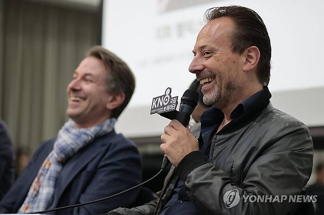 인사말하는 로렌조 피오로니 연출 (서울=연합뉴스) 류효림 기자 = 로렌조 피오로니 연출이 2일 서울 서초구 예술의전당 N스튜디오에서 열린 국립오페라단 2025 정기공연 '세 개의 오렌지에 대한 사랑' 기자간담회에서 인사말을 하고 있다. 2025.6.2 ryousanta@yna.co.kr