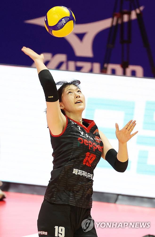 서브하는 염어르헝 (광주=연합뉴스) 조남수 기자 = 16일 광주 서구 페퍼스타디움에서 열린 프로배구 V리그 여자부 페퍼저축은행과 흥국생명의 경기. 페퍼저축은행 염어르헝이 서브하고 있다. 2025.1.16 iso64@yna.co.kr