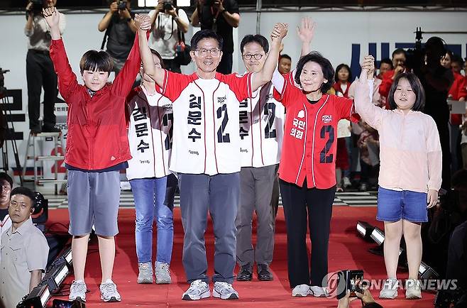 '피날레 유세'에서 지지 호소하는 김문수 (서울=연합뉴스) 박동주 기자 = 국민의힘 김문수 대선 후보가 2일 서울시청 앞 서울광장에서 열린 피날레 유세에서 지지를 호소하고 있다. 2025.6.2 pdj6635@yna.co.kr
