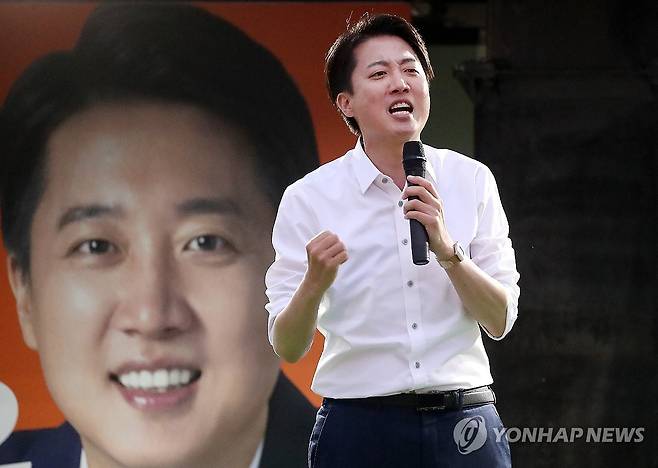 이준석 후보, 대구서 피날레 유세 (대구=연합뉴스) 윤관식 기자 = 개혁신당 이준석 대선 후보가 2일 대구 수성구 수성못 상화동산에서 피날레 유세하고 있다. 2025.6.2 psik@yna.co.kr