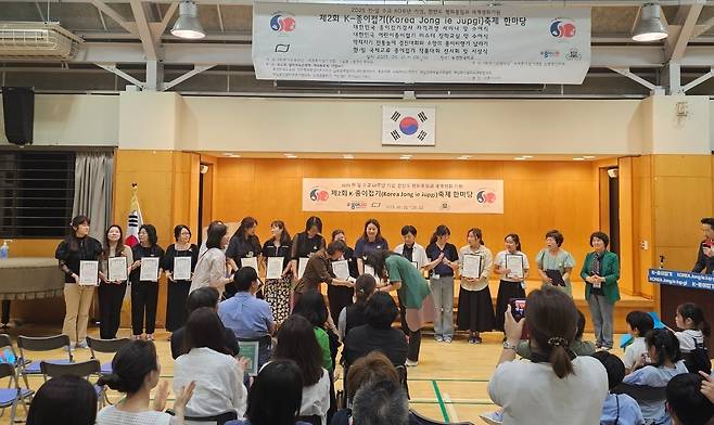 감사장을 받은 종이접기 재능기부사절단 (도쿄=연합뉴스) 강성철 기자 = 2일 동경한국학교에서 열린 'K-종이접기 축제 한마당'에서 한상미 동경한국학교 교장이 종이문화재단의 종이접기 재능기부사절단에게 감사장을 수여하고 있다. 2025.6.2 wakaru@yna.co.kr