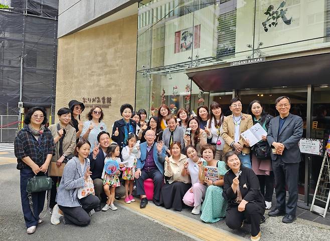 도쿄 오리가미회관 방문한 종이문화재단 (도쿄=연합뉴스) 강성철 기자 = 도쿄에서 열린 'K-종이접기 축제 한마당'에 참가한 종이문화재단 임원과 종이접기 재능기부사절단이 2일 도쿄 분쿄쿠 소재 오리가미회관을 방문해 고바야시 가즈오 관장과 기념촬영을 하고 있다. 2025.6.2 wakaru@yna.co.kr