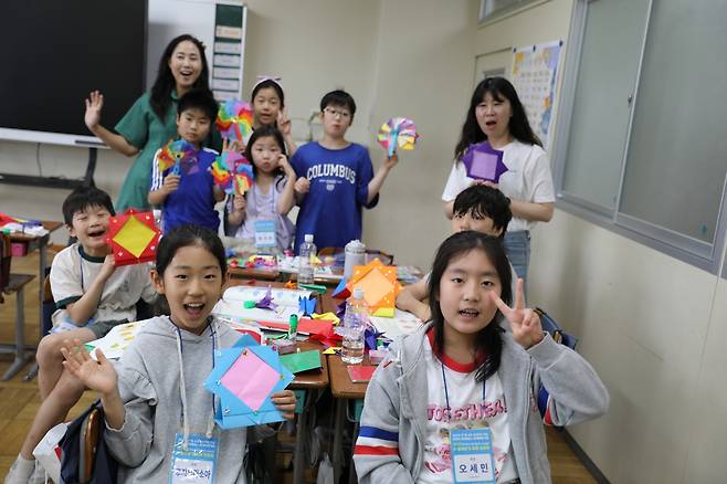 'K-종이접기 어린이 마스터 과정' 참가자들 동경한국학교에서 열린 종이접기 어린이 마스터 과정에 참가한 아이들과 박현미(좌측) 대한민국 종이접기 지도사범 마스터와 공지영 종이문화재단 경기안성공도교육원장. [종이문화재단 제공]