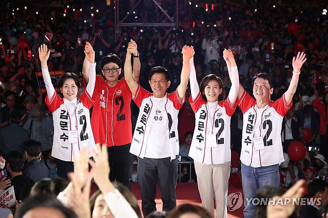 '피날레 유세'에서 지지 호소하는 김문수 대선후보 (서울=연합뉴스) 박동주 기자 = 국민의힘 김문수 대선 후보가 2일 서울시청 앞 서울광장에서 열린 피날레 유세에서 지지를 호소하고 있다. 오른쪽부터 안철수, 나경원 의원, 김 후보, 한동훈 전 대표. 2025.6.2 [공동취재] pdj6635@yna.co.kr