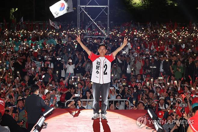 '피날레 유세'에서 지지 호소하는 김문수 (서울=연합뉴스) 박동주 기자 = 국민의힘 김문수 대선 후보가 2일 서울시청 앞 서울광장에서 열린 피날레 유세에서 지지를 호소하고 있다. 2025.6.2 [공동취재] pdj6635@yna.co.kr