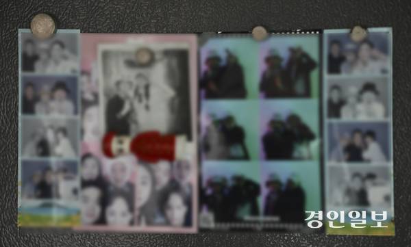 지난 5월 12일 발생한 동탄 납치 살해 피해자의 어머니와 동생이 사는 집에 가족끼리 찍은 스티커 사진이 벽면에 붙어 있다. 2025.5.30 /이지훈기자 jhlee@kyeongin.com