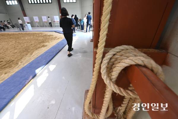제21대 대통령선거 투표가 실시된 3일 성남시 중원구 성남종합운동장 실내씨름장에 마련된 투표소에서 유권자들이 투표하고 있다. 2025.6.3 /최은성기자 ces7198@kyeongin.com