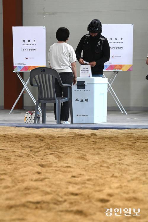 제21대 대통령선거 투표가 실시된 3일 성남시 중원구 성남종합운동장 실내씨름장에 마련된 투표소에서 유권자들이 투표하고 있다. 2025.6.3 /최은성기자 ces7198@kyeongin.com