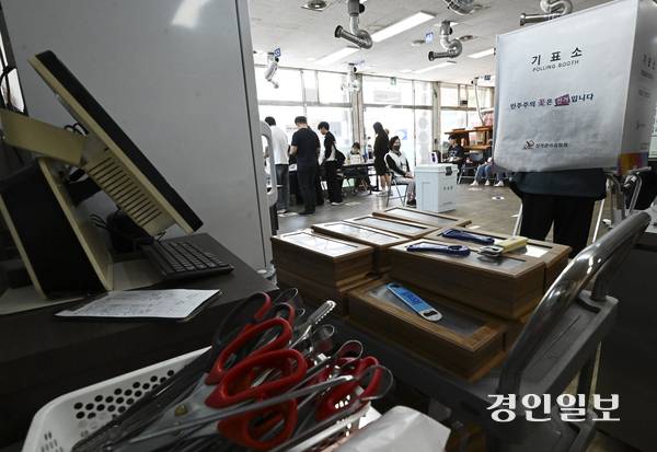 제21대 대통령선거일인 3일 오전 광명 소하2동제4투표소가 마련된 광명시 한 음식점에서 유권자들이 소중한 한표를 행사하고 있다. 2025.6.3 /이지훈기자 jhlee@kyeongin.com