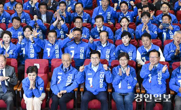 제21대 대통령선거일인 3일 오후 서울 여의도 국회에 마련된 더불어민주당 개표상황실에서 박찬대 더불어민주당 상임총괄선거대책위원장을 비롯한 당 관계자들이 방송3사 출구조사 결과 방송을 지켜보고 있다. 2025.6.3 /이지훈기자 jhlee@kyeongin.com