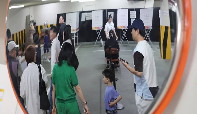 ▲ 제21대 대통령선거일인 3일 오전 인천 미추홀구 지하주차장에 마련된 주안4동 제2투표소에서 유권자들이 투표하기 위해 줄을 서고 있다. /이재민 기자 leejm@incheonilbo.com