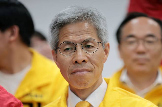 ▲ 권영국 민주노동당 대선 후보가 3일 서울 구로구 선거캠프에서 제21대 대통령선거 출구조사 결과를 지켜보고 있다. /사진제공=연합뉴스