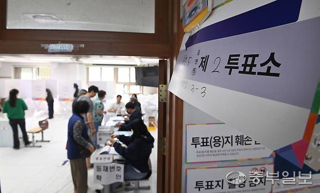 제21대 대통령선거일인 3일 오전 인천시 미추홀구 용현5동 제2투표소에서 유권자들이 투표하고 있다.정선식기자