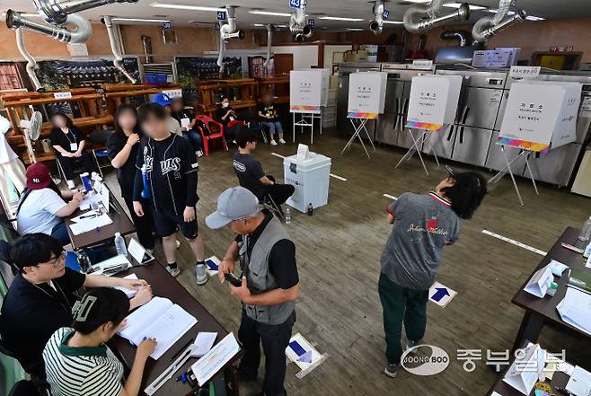 제21대 대통령선거 투표일인 3일 광명시 한 음식점에 마련된 소하2동 제4투표소에서 유권자들이 투표하고 있다. 임채운기자