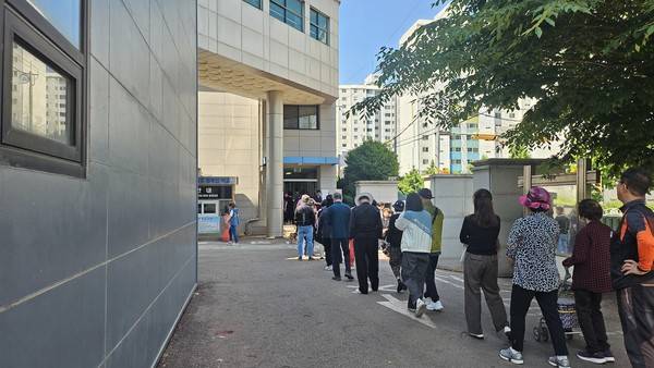 용현중학교에 마련된 투표장에 긴 대기줄이 생겼다. [사진=김예빈 기자]