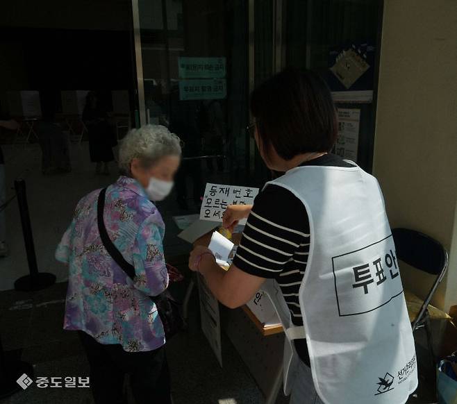 3일 오후 21대 대통령 선거가 대전·세종·충남 1205개 투표소에서 진행되고 있는 가운데 대전시 유성구 노은동에 위치한 노은 제2투표소에서 투표에 참여한 어르신이 선거 사무원의 안내를 받고 있다 . 금상진 기자