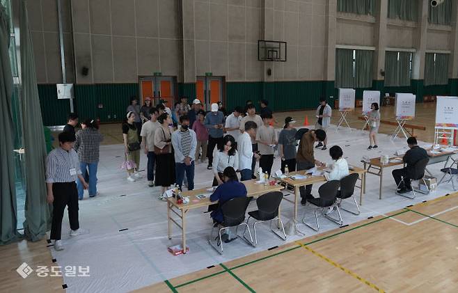 3일 오후 21대 대통령 선거가 대전·세종·충남의 1205개 투표소에서 진행되고 있는 가운데 대전시 유성구 노은동에 위치한 노은 제2투표소에서 유권자들이  투표를 기다리고  있다 . 금상진 기자