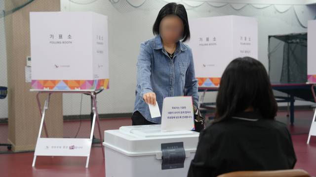 제21대 대통령 선거 투표일인 3일 충남 홍성군 홍북읍의 한 아파트 탁구장에 설치된 홍븝읍 제8투표소에서 한 시민이 투표를 하고 있다. 박현석 기자