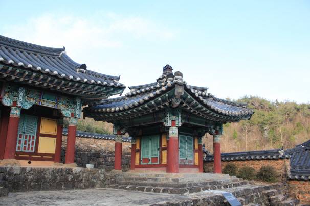 1955년 건립된 해동사 (오른쪽 건물)