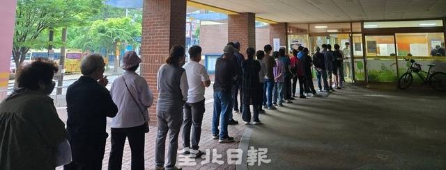 3일 오전 5시 50분께 용흥초등학교에 마련된 투표소에 유권자들이 투표를 위해 줄을 섰다. 김경수 기자