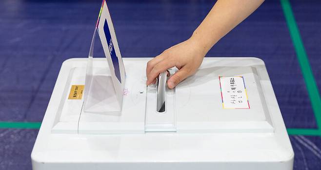 울산 남구 삼산초등학교에 마련된 삼산동 제9투표소에서 한 유권자가 소중한 한 표를 행사하고 있다. 최지원 기자