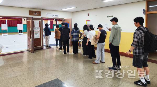 제21대 대통령 선거일인 3일 울산시 울주군 구영중학교 체육관에 마련된 범서읍 제4투표소에서 유권자즐이 줄지어 서있다. 김동수기자 dskim@ksilbo.co.kr