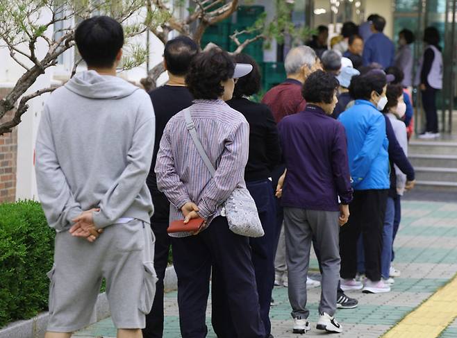 21대 대통령 선거 투표일인 3일 오전 대구 수성구 고산3동의 한 투표소에서 시민들이 투표하기 위해 줄지어 기다리고 있다. 연합뉴스