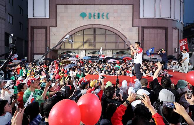 국민의힘 김문수 대선 후보가 지난달 28일 대구 중구 동성로를 찾아 유세하고 있다.  연합뉴스