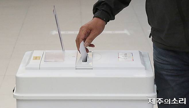 제21대 대통령선거 투표일인 3일 오전 6시 제주시 이도2동에 위치한 제5투표소에서 한 시민이 소중한 한표를 행사하고 있다. ⓒ제주의소리